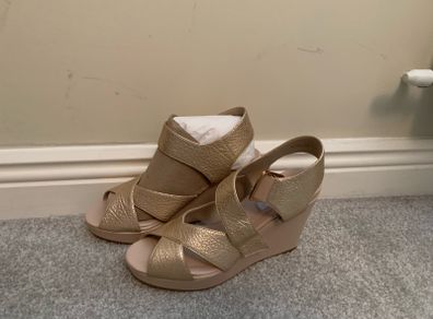 BNWT Clarks Sandals in Gold/Nude colour size UK 6.5. New