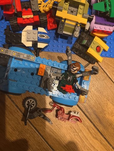 Large box of Varies sets Lego & figures