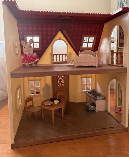 Sylvanian Families Red Roof Cosy Cottage Starter Home with Furniture & Figure
