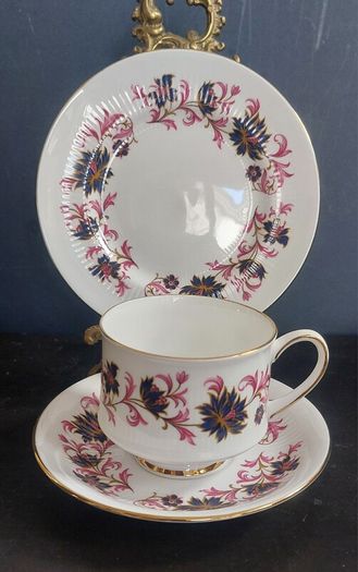 Fabulous Vintage China Tea for Four Teaset, by the Quality Maker Paragon Fine Bone China in the Stylish "Michelle" Pattern