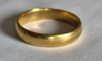 18ct Gold Men's Wedding Ring  7g  UK Hallmarked