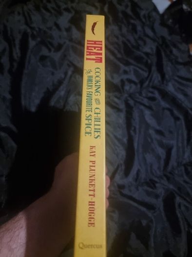 Heat: Cooking With Chillies, The Worlds Favourite Spice (Hardcover)