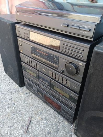 JVC set amplifier radio and cassette player, record player.