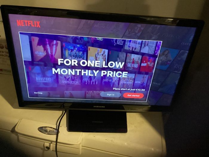 24 Inches Samsung Smart Television, SMART TV with USB, 2 HDMI, Scart, WIFI connectivity, etc Barely used.