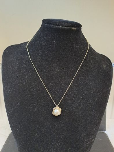 Pearl, diamond pendant and silver necklace