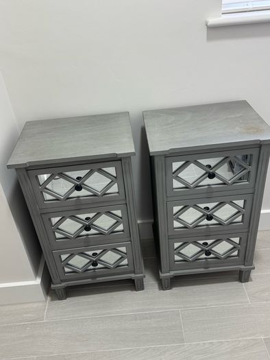 2 mirrored lockers