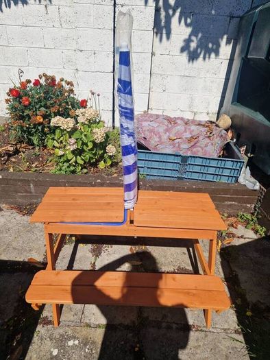 Kids picnic sand table