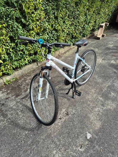 Ladies hybrid bike