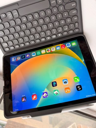 iPad 9th Gen 64GB (2021) with keyboard cover and Apple Pencil