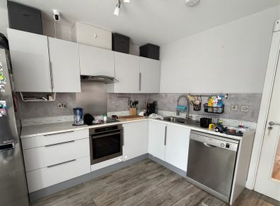 kitchen appliances: induction hob, incorporated oven, dishwasher and microwave