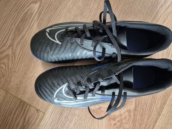 soccer boots, size uk 7