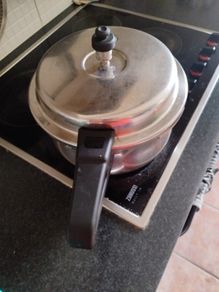 3 litre Pressure Cooker with containers