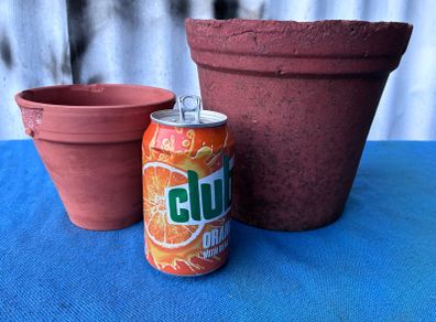 2 terracotta flower pots