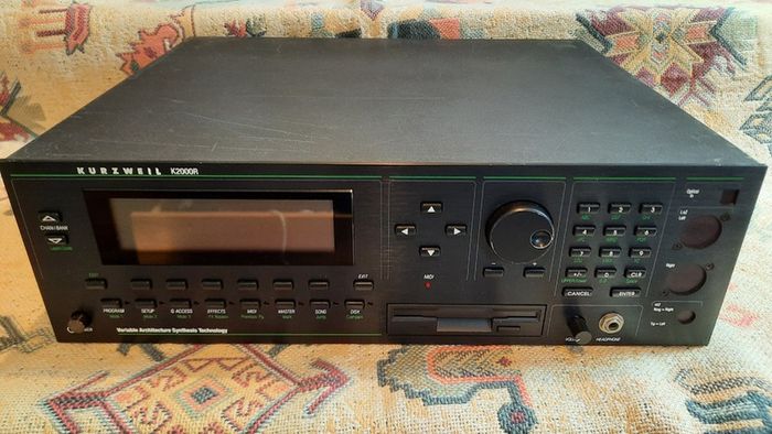 Kurzweil K2000R VAST Synthesizer