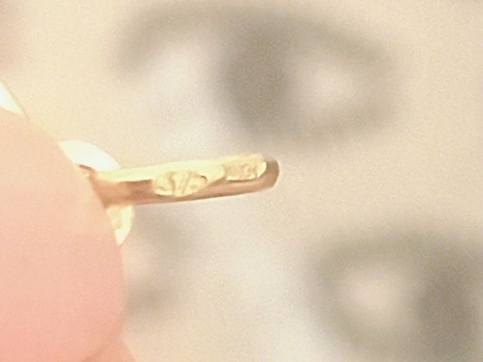 375 9ct gold Virgin Mary pendant