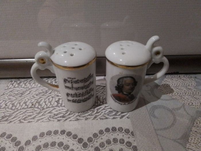 Novelty set of Salt & Pepper set