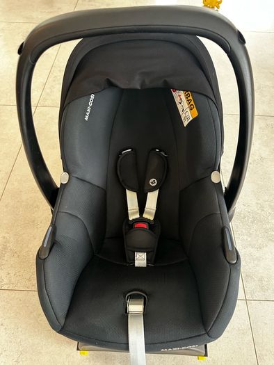 Maxi Cosi Car Seat and isofix base