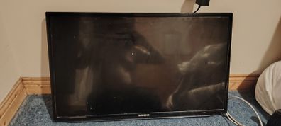 Samsung 32" TV (Damaged)