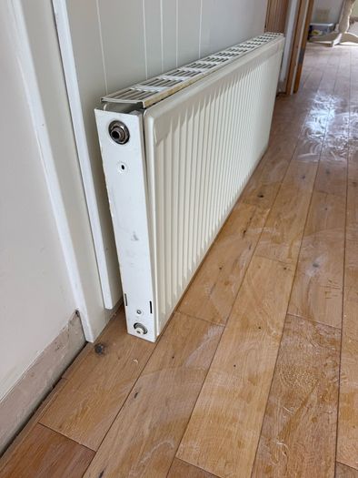 130cm white radiator with brackets