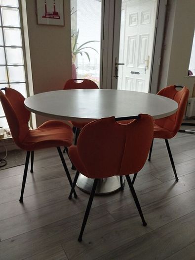 Round Table, white.