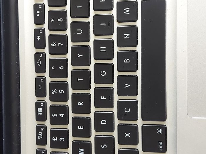 Apple MacBook Pro, 13 inch, Mid 2010, 4GB Ram, 500GB HDD, Ready for reinstalling High Sierra, excellent Battery and very good cosmetic condition