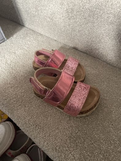 Pink toddler sandals size 5/22