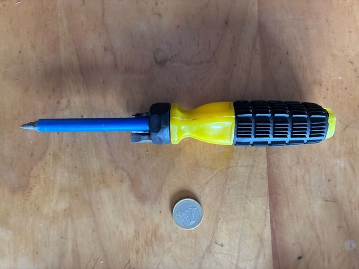 Magnetic extending screwdriver with 4 drill bits