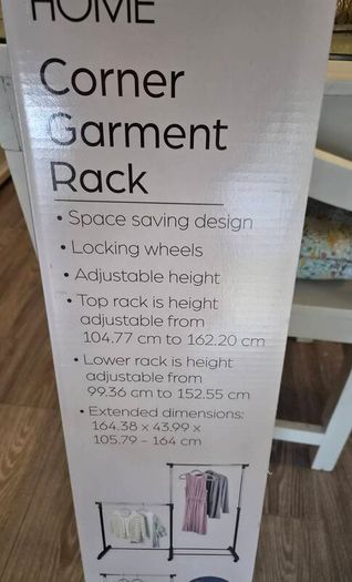 Corner garment rack