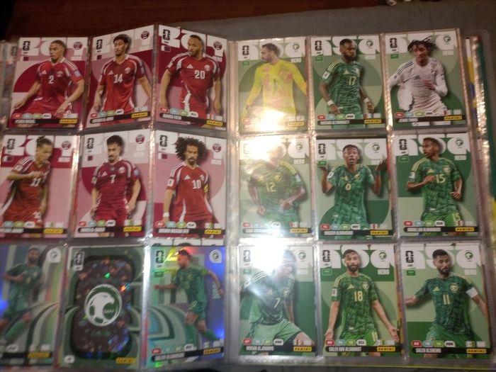 Panini World Cup 2026 binder almost full + extra cards