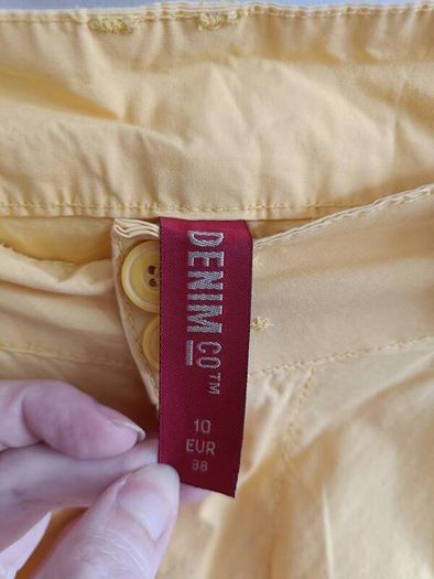 Ladies Yellow Roll-Up Shorts - size 10 - Excellent Condition