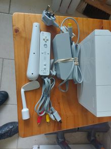 Nintento Wii with Power supply and video cable and one controller, just whats in the pictures