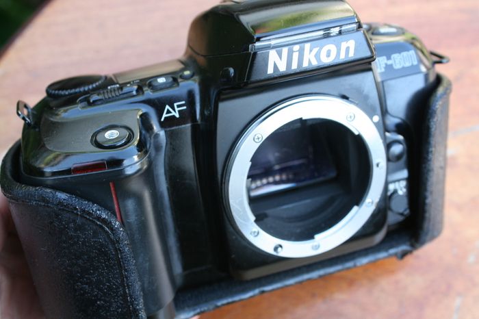 Nikon F-601 35mm SLR Camera Analog SLR F 601 Case Body F Mount Tested (batteries need to be replaced)