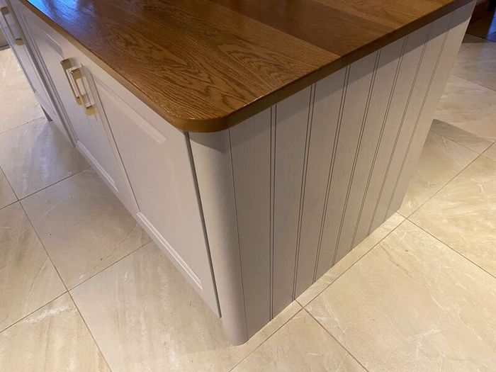 Kitchen & Island with 3nr Leather Stools & Pendant