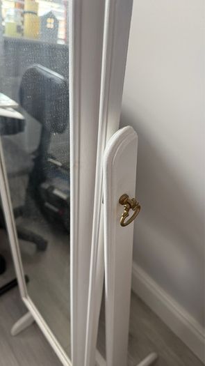 Free standing mirror