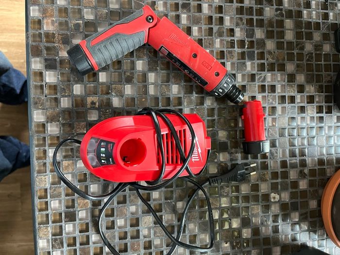Milwaukee 2101-22 M4 1/4 Hex Screwdriver Kit W/2 Bat