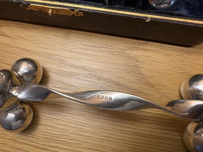 Antique Cased EPNS Silver Plate Napkin Rings & Knife Rests Set