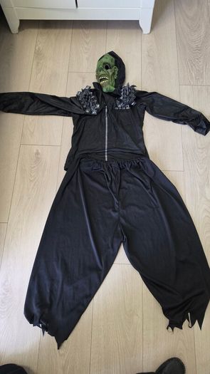 Halloween costume with mask