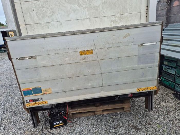 Tail lift from box body Can be seen working @ OCG