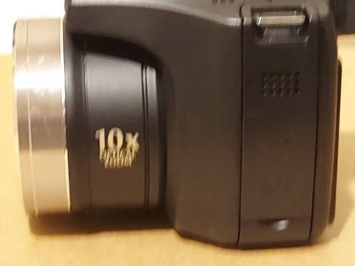 Fujifilm FinePix S5800 Digital Camera, Takes 4 AA Batteries, not powering on, for parts or repair