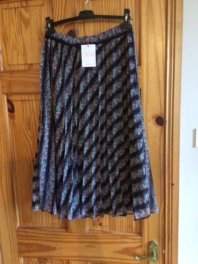 BNWTS Savida Black ditzy floral pleated midi Skirt size S 8/10 includes postage