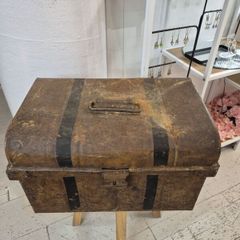 Small Antique Tin steamer trunk