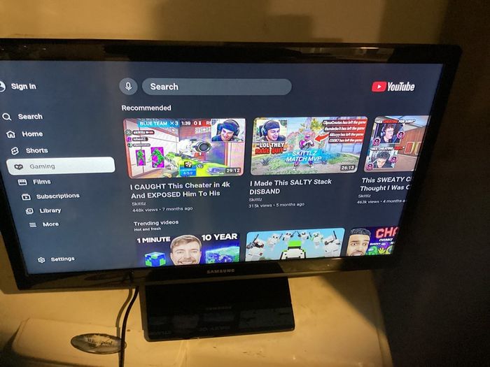 24 Inches Samsung Smart Television, SMART TV with USB, 2 HDMI, Scart, WIFI connectivity, etc Barely used.