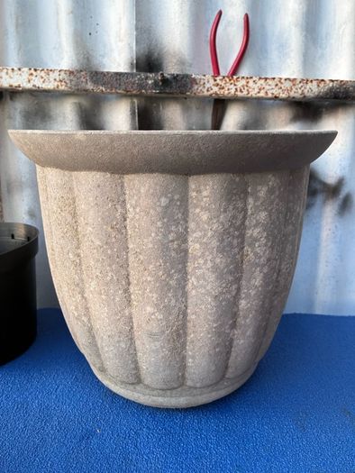 8 plastic flower pots
