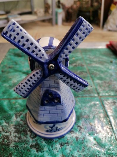 Ceramic windmill light holder