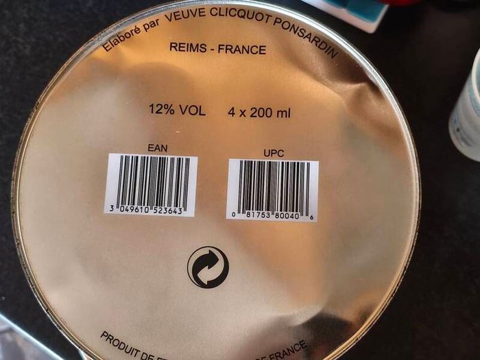 Rare collectable Veuve Clicquot champagne Paint tin collectable ice bucket with 4 unopened champagne bottle glasses