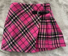 Cute pink plaid skirt for a girl, age 5 years