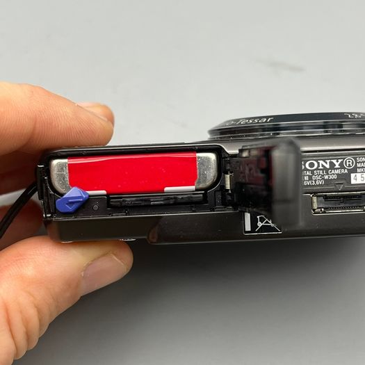 Sony DSC-W300 13.6MP Digital Camera Titanium - Full Kit