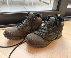 Regatta hiking boots snug uk 6. (More like a 5.5)