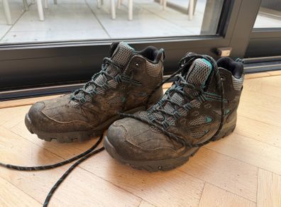 Regatta hiking boots snug uk 6. (More like a 5.5)