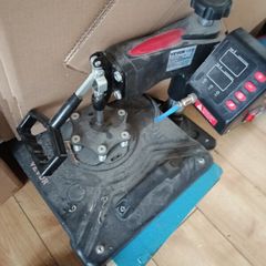 heat press with unused attachment for caps and mugs